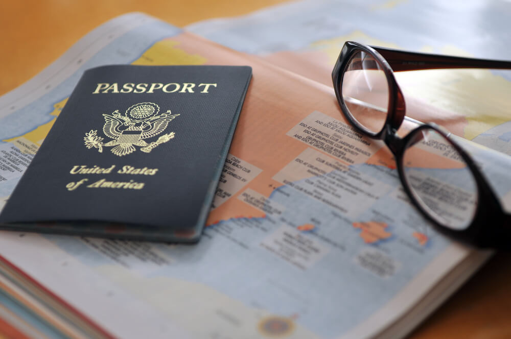 Паспорт як посвідчення особи набуває ще більшої ваги за кордоном, де на ньому «зав'язані» зворотні квитки на літак, готель і багато іншого