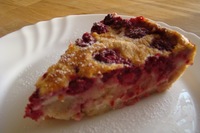 З десертів можна привести плоский фруктовий пиріг - «клафути»