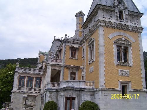 Масандрівський палац Олександра III один з найвідоміших архітектурних пам'яток Південного узбережжя Криму знаходиться у Верхній Масандрі