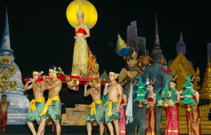 Максимально швидко і захоплююче познайомитися з історією, культурою і традиціями Таїланду можна, відвідавши тригодинне шоу в театрі Алангкарн