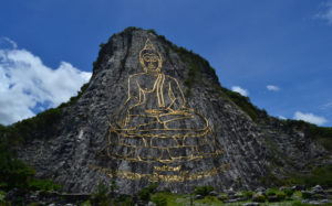 Найбільше зображення Будди, виготовлене із золотих пластин, було розташоване на схилі гори у виноградників на відстані в 20 км від Паттайї