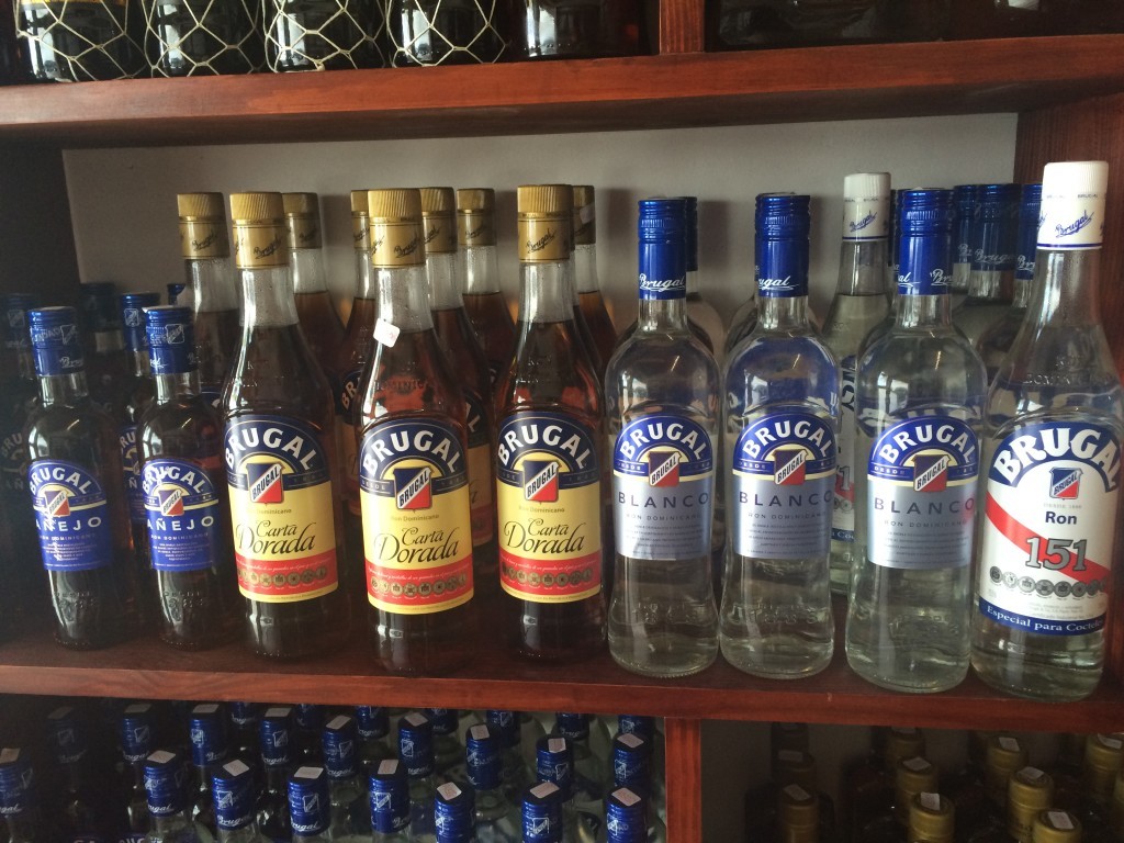 Самые популярные напитки / коктейли из карибского рома: Cuba Libre - смесь колы и рома, Piña Colada - ананасовый сок, кокосовое молоко и ром, Rum Punch - смесь фруктового сока с ромом, Coco Loco - кокосовое молоко с ромом