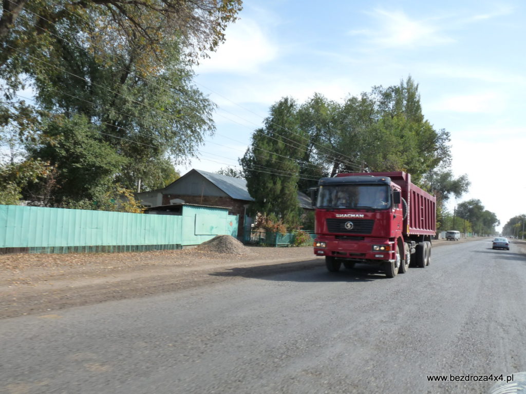 Китайское шоссе в Казахстане   Поддельные грузовики - Shacman - Mana copy