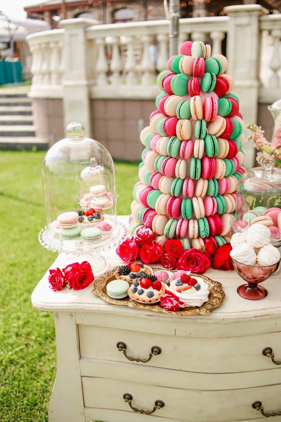 Интересантан нагласак на слаткише на сочан и светао сто ће бити веселе ознаке, направљене у општем стилу венчања