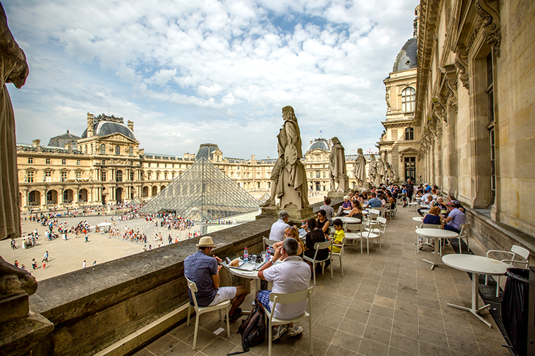 Їжа тут не дуже дорога в порівнянні з іншими ресторанами Лувру, але на відміну від безособових місць під пірамідою, Café Mollien - досить вишуканий ресторан, з колонами і прекрасної терасою зі скульптурами, які разом з вами дивляться на Париж з висоти