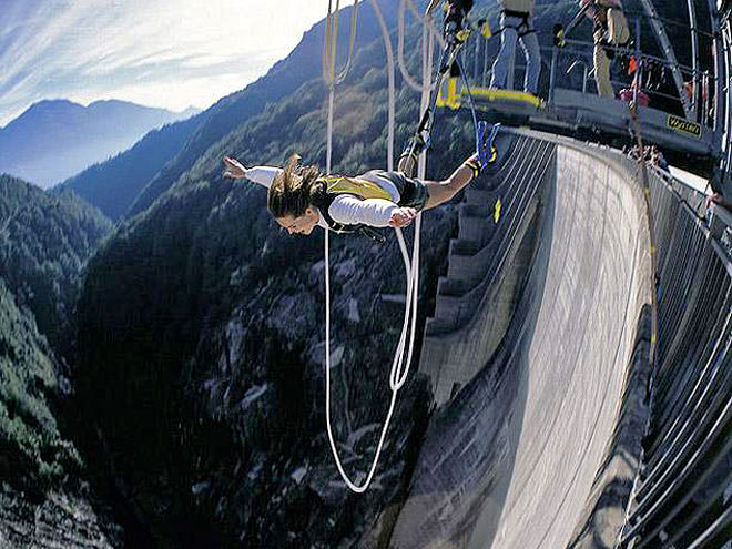 7 найвищих банджі-стрибків: Гребля Верцаска (Швейцарія)