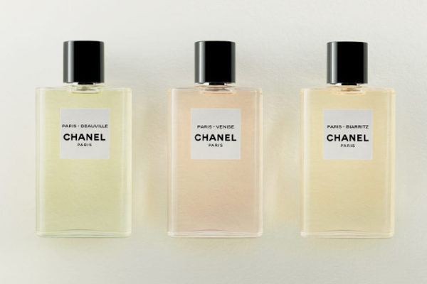 Кожен з трьох ароматів парфумер французького будинку Олів'є Польж присвятив окремому місту, який пов'язаний з життям авторки будинку Коко Шанель та історією самого бренду - ними стали Довіль, Біаріцц, Венеція
