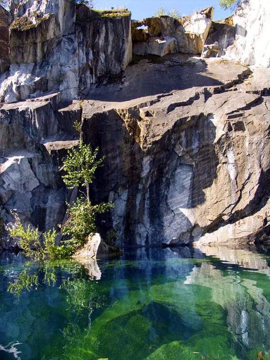 Мармуровий каньйон Рускеала - заповнений найчистішими грунтовими водами колишній кар'єр видобутку різних сортів мармурів
