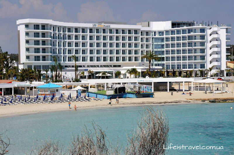 Інфраструктура Ніссі Біч включає бари на пляжі, центр водних розваг, дайвінг центр, прокат баггі і квадроциклів, кілька крутих готелів навколо, лежаки, парасольки, ресторани при готелях і кілька ресторанів на мейн стріт біля пляжу