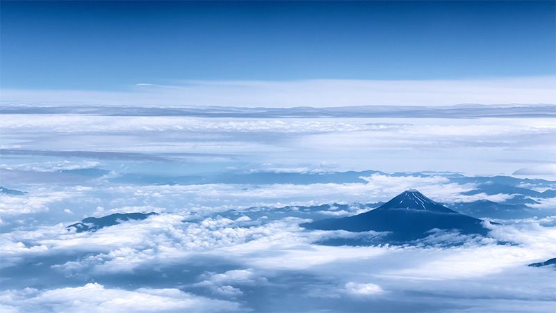 Вид з повітря на гору Фудзі на початку літа