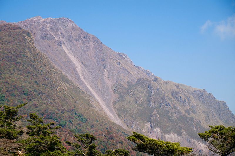 Лавові потоки і каменепади на одному з найактивніших вулканів Японії