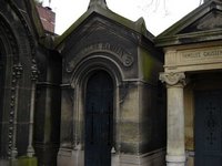 Таких ось старовинних фамільних склепів дуже багато на Монмартрском кладовищі