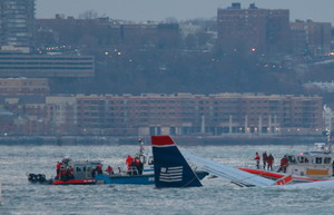 Рятувальники в човнах кріплять до літака буксирувальні троси