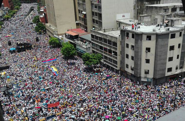 2 вересня 2016, 00:42 Переглядів:   Тисячі громадян Венесуели вийшли на масштабну акцію протесту, фото AFP