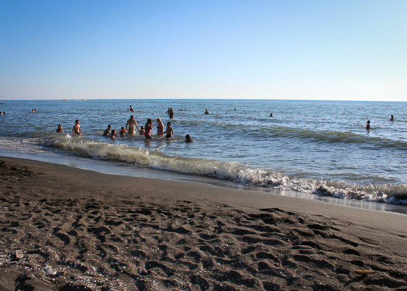 Сам пляж широкий і довгий - 5 кілометрів, але в високий сезон люди займають майже весь