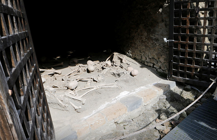 Вони загинули миттєво, коли їх кров і м'які тканини скипіли і випарувалися під дією високої температури   Скелети жителів римського Геркуланума, які померли під час виверження Везувію   Фото: Reuters   Москва