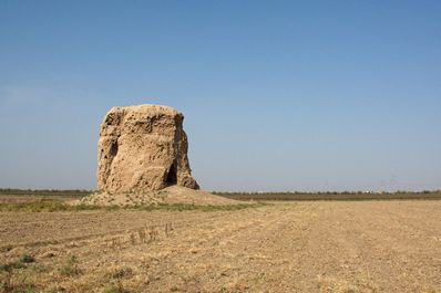 Зурмала - 12-метрова буддійська ступа на північному сході від руїн городища Стародавнього Термеза