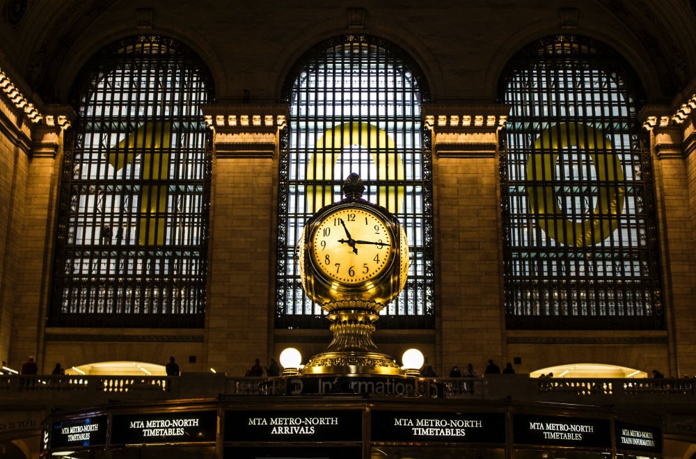 Grand Central Terminal виконаний в еклектичному стилі боз-ар, відмінні риси якого - симетрія, використання вигадливих прикрас в декорі, фігурні скульптури і вставки під золото