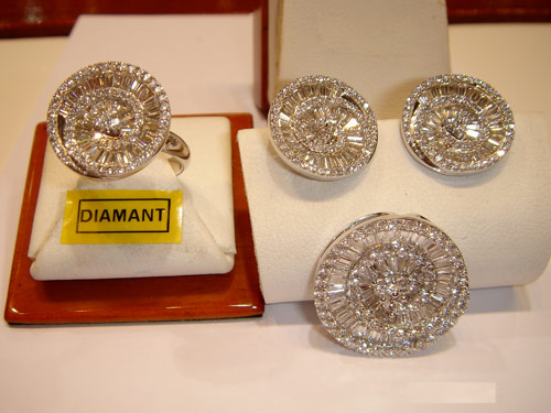 Саме Де Бірс організовує постачання алмазів з усього світу в Антверпен, де вони гранятся і продаються, частково на внутрішньому, і в більшій мірі, і з великою націнкою - на зовнішньому ринку