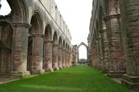 Якщо ви маєте в своєму розпорядженні часом, то відвідайте руїни йоркширського абатства Фаунтінс і водні сади Стадлі Роял, які розташовуються в 50 км від Йорка