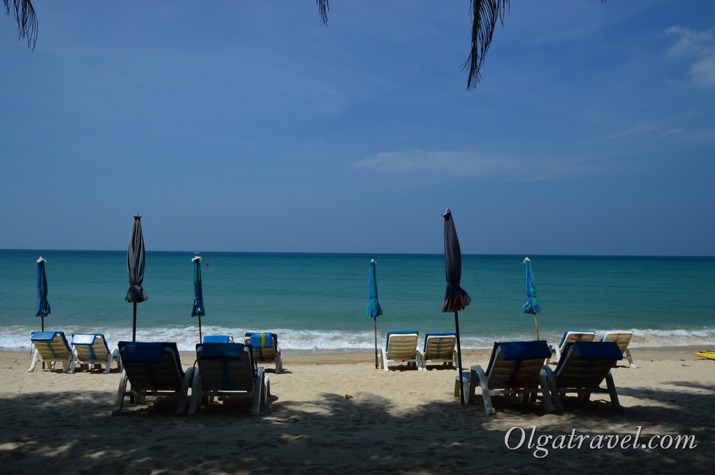 Лежання і парасольки на пляжі - 200 бат за комплект   Лежання чекають туристів 🙂