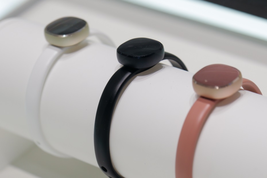 Стильний браслет Samsung Charm - новий тип переносної електроніки