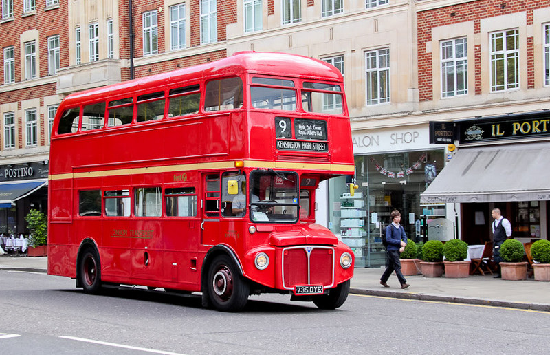 У центрі Лондона спеціально для відвідувачів їздять автобуси з відкритим верхом, в яких гіди часто проводять екскурсійні програми