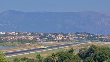 Аеропорт Корфу знаходиться в 3 км на південь від Корфу і в кілометрі від містечка Понтіконісі