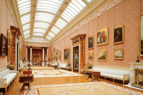 Серед них були картини великого італійського художника Джованні Каналетто, які і до цього дня прикрашають королівську галерею Букінгемського палацу